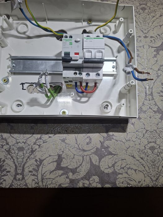 Electrician execut lucrari la case