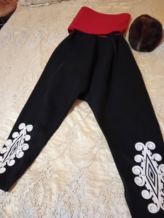 Мъжка  носия.  Пищимал червен,син