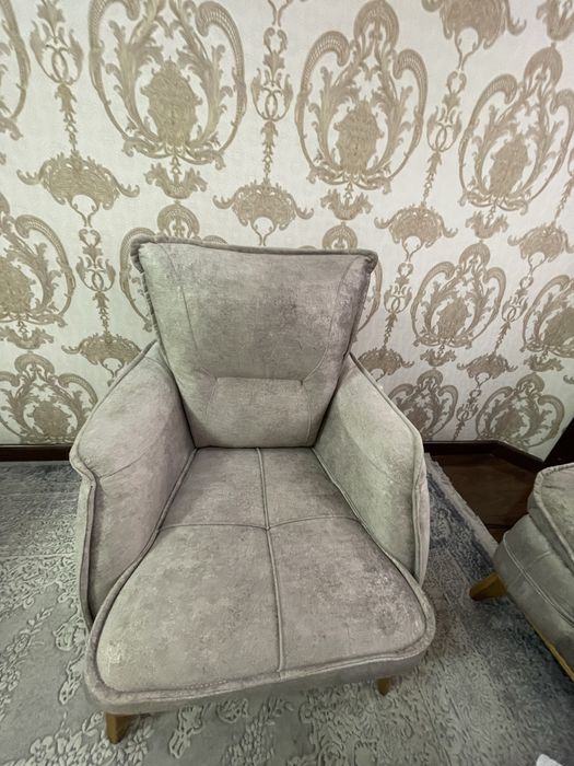 Срочно продается диван с двумя креслами совсем новый