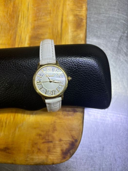 Часы женская белая