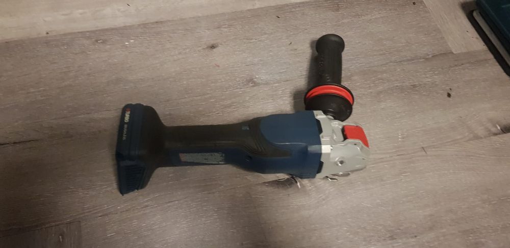 Flex bosch professional gws 18v - 11 se vinde doar corpul fara alte accesorii pret 450 de lei bucată