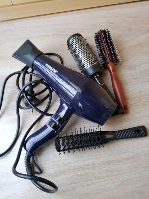 Мощный фен и расчески для укладки