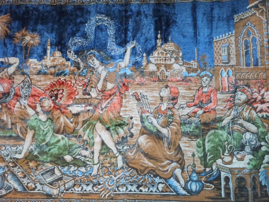 Carpeta veche de peste 50 de ani cu o petrecere