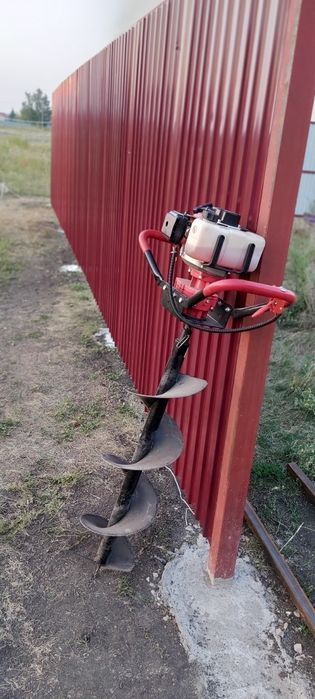 Бурение ям под забор.