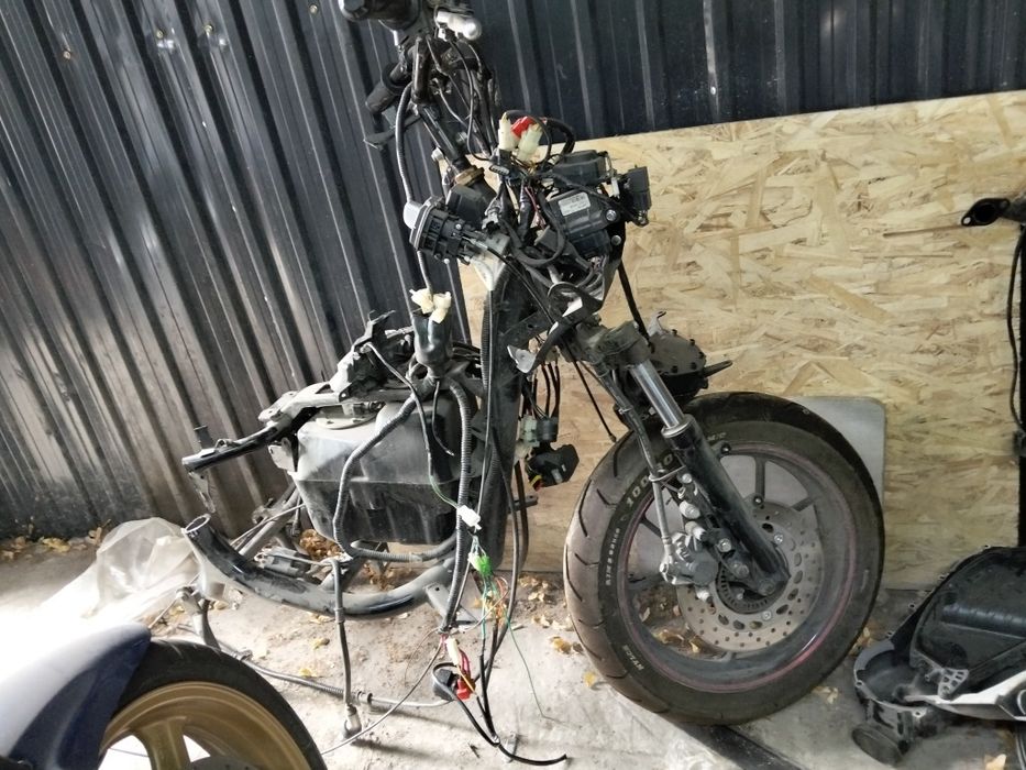 Продам запчасти  на мопед Aerox