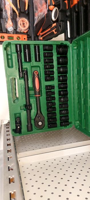 Набор головок и шуруповерт