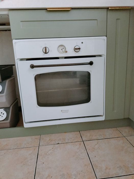 Продам духовку Ariston Hotpoint