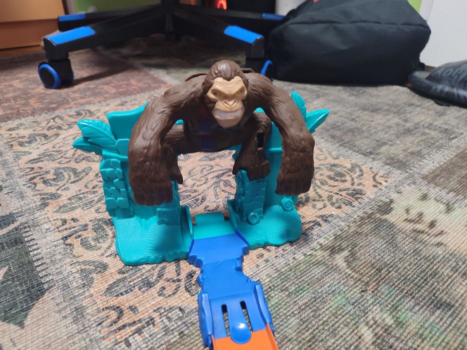 Hotwheels  писти- 2 крокодила, горила, динозавър и акула