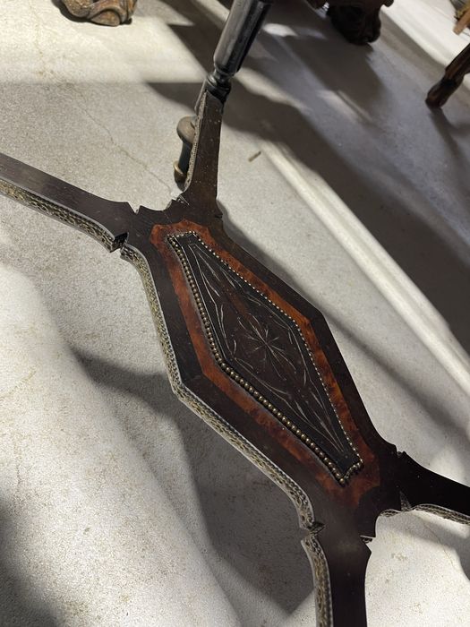 Masa deosebita din lemn, cu intarsii și ornamente bronz, stil Empire