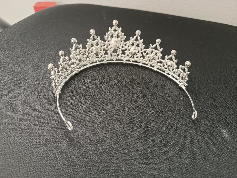 Tiara argintie eleganta