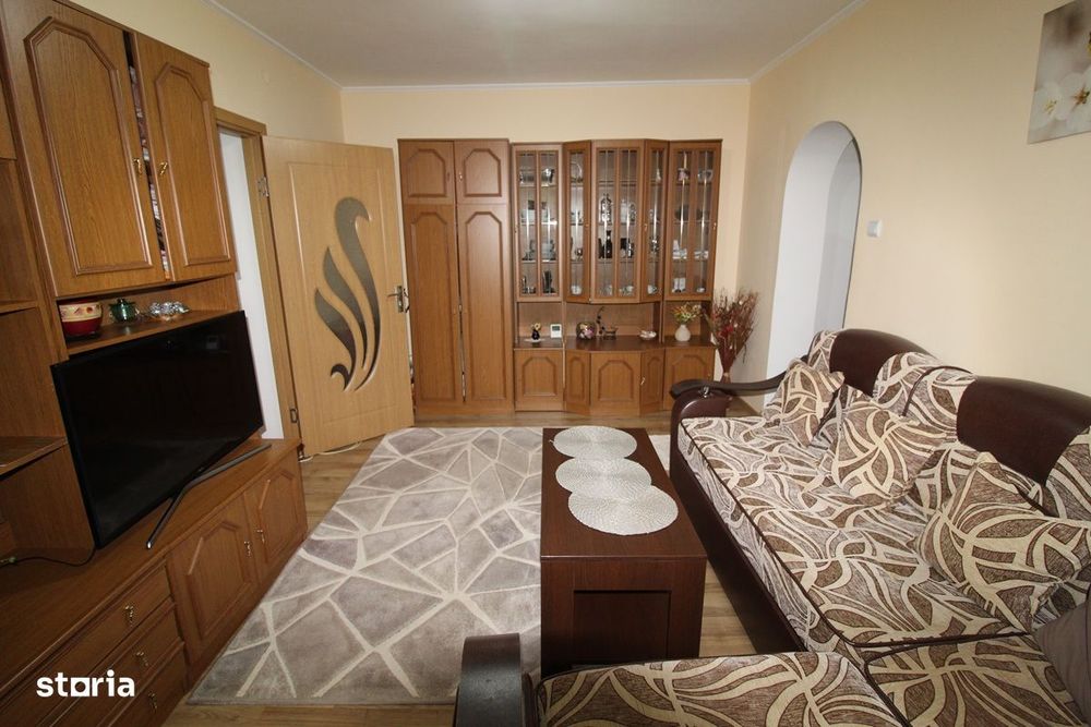Vând apartament 2 camere în Hunedoara, Dunărea-Str. Cerbului, parter..