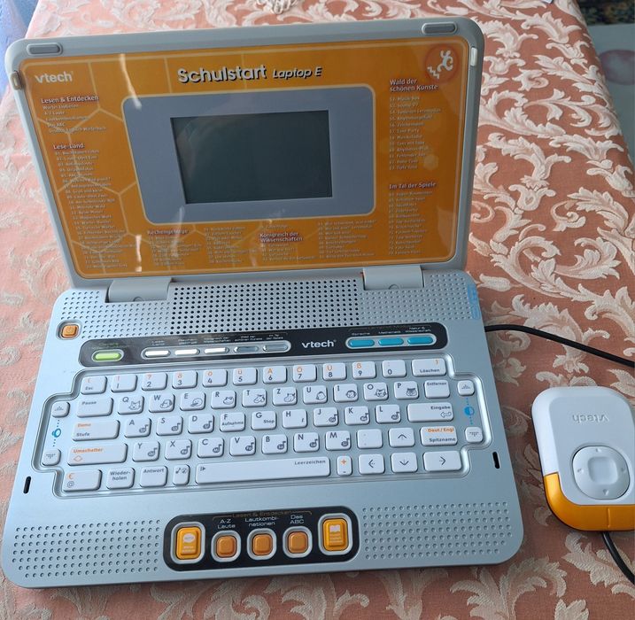 Laptop pentru școală în limba germană și engleză