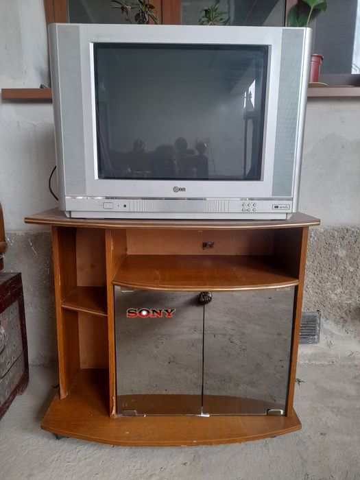 Телевизор LG плано.