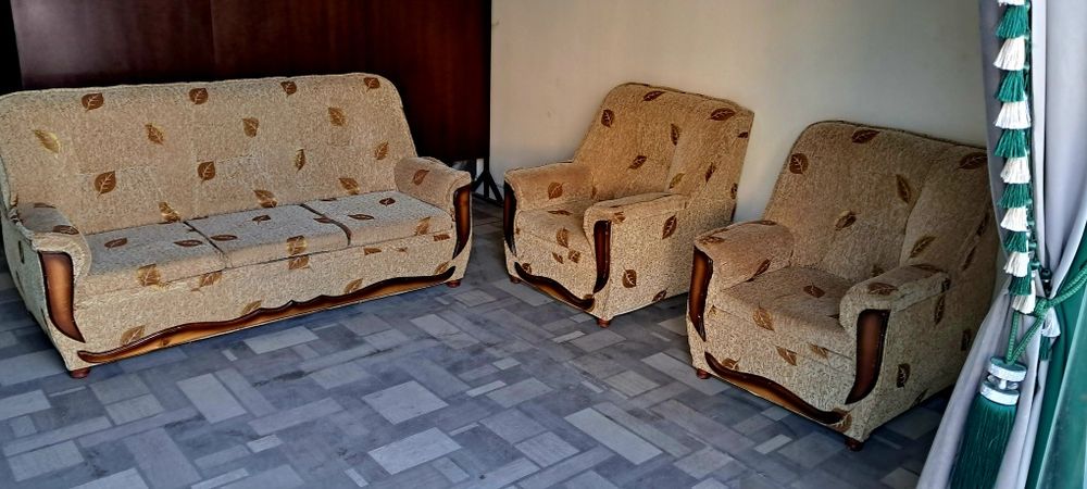 Продойотся мяахкий мебел диван кресло в идеальном состяании