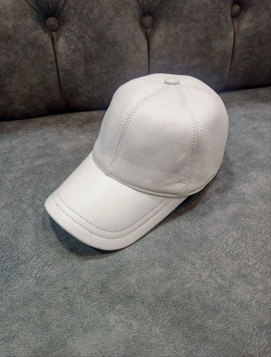 Кожена шапка в бежов цвят нова