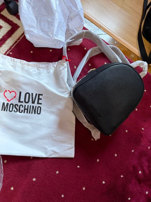 Ghiozdan nou cu eticheta Moschino