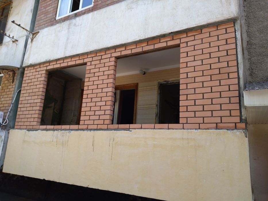 Кладка кирпича и ремонт балконов установка новые решотки козерки рамы