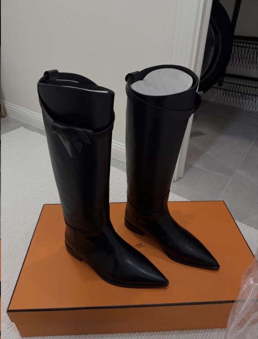 Черныевычокие кожанные сапоги