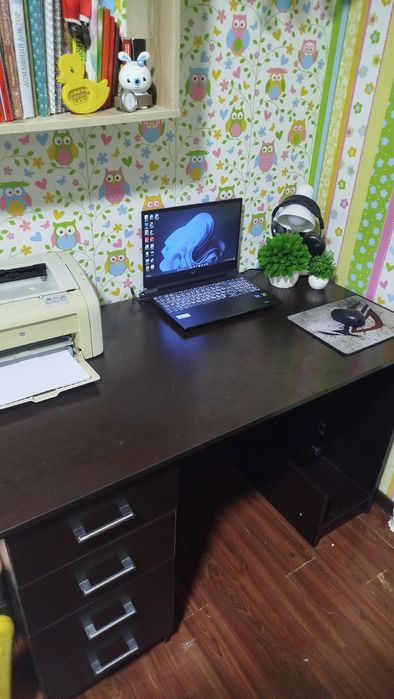 Рабочий стол серый крепкий