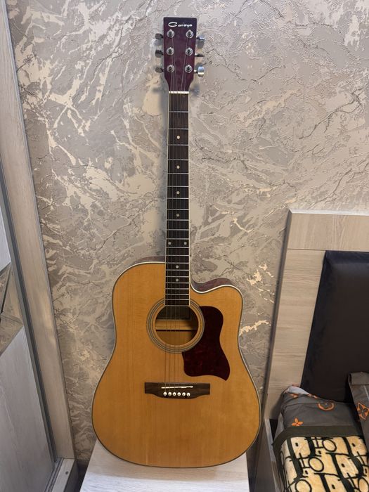 Гитара в хорошем состояние .