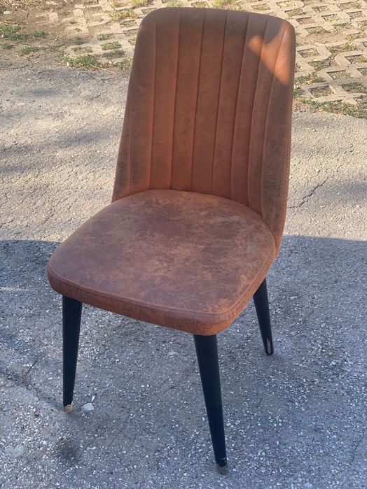 Продавам маса със столове