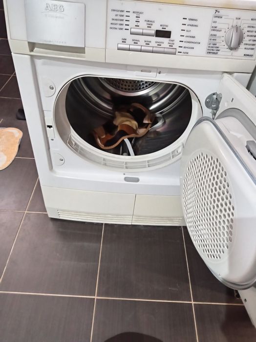кондензаторна сушилня AEG Electrolux (подобна на модели като AEG T57809 или T59820) с капацитет от 7 кг и енергиен клас A.