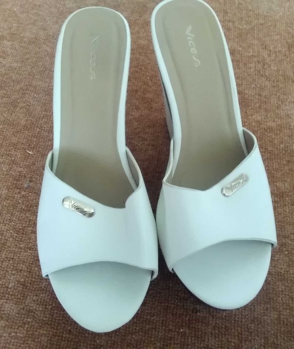 Дамски бели обувки на платформа