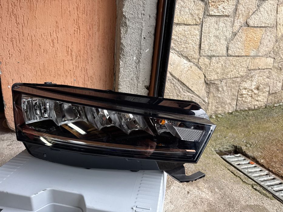 Оригинален десен фар за Skoda Шкода Octavia Октавия 4 5E4941016