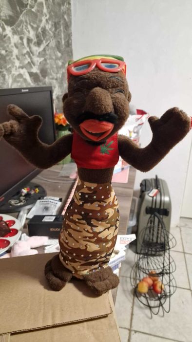 Jucari din plush jamaicani Rasta man danseaza din buric