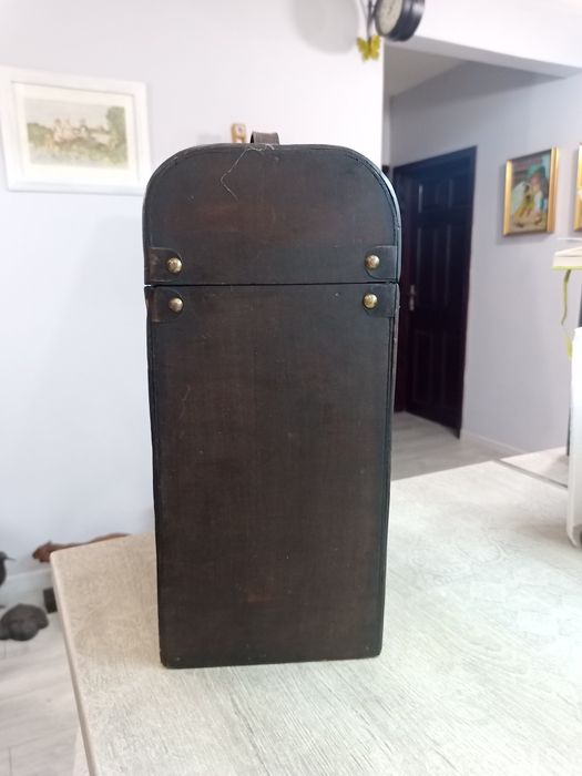 Стара дървена кутия за алкохол