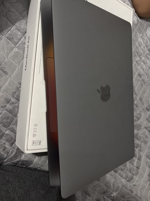 Продам MacBook Air with Apple M1 chip