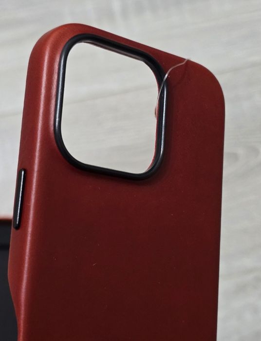 Husă piele SHIELDON iPhone 16 Pro - Retro Red, Magnetică, Slim, nouă