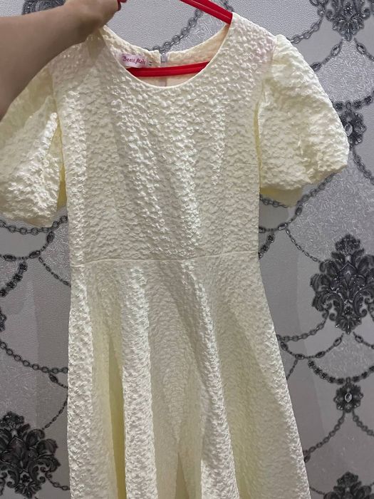 Длинное белое платье.