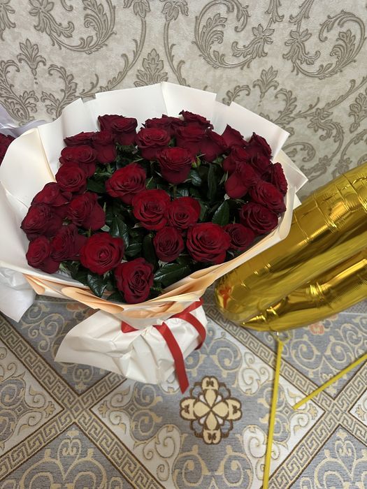Красные розы 35 шт