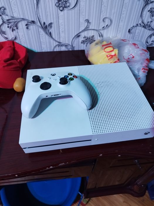 Xbox one s 1 tb с джойстиком