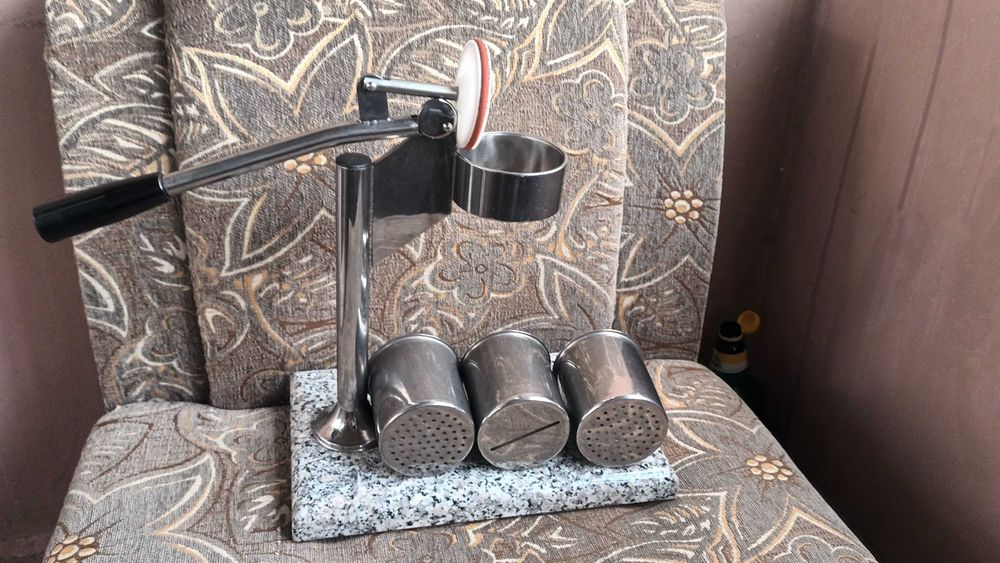 Преса за сладолед с три представки. Приговят се сладоледени спогети и лазаня. Техниката е лесна трябва малко умения. Цената е за комплекта