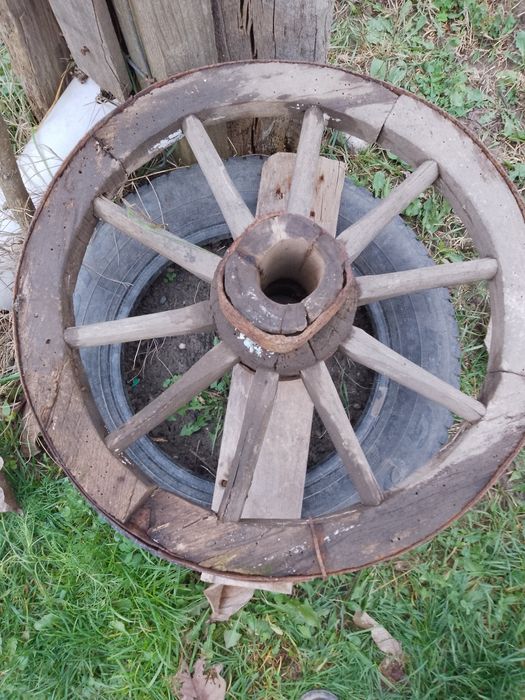 Vând roata car veche