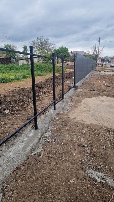 Vând garduri și porți împrejmuiri terenuri din plasă bordurată și pe metalică tablă cutată BCA sau beton lucrez cu materialele mele sau ale clienților