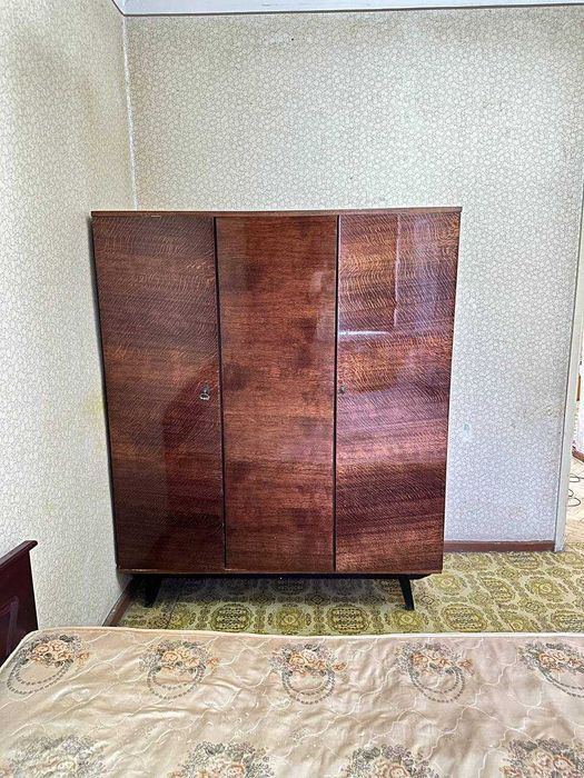 Антикварный буфет ручной работы из натурального дерева