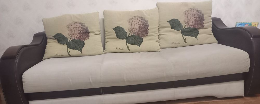 Продам диван . Раскладной .