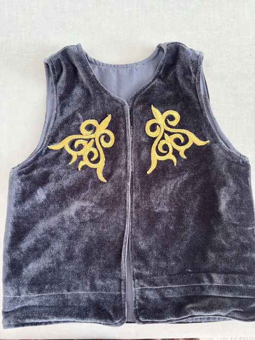 Продается национальный костюм с тюбетейкой на мальчика.