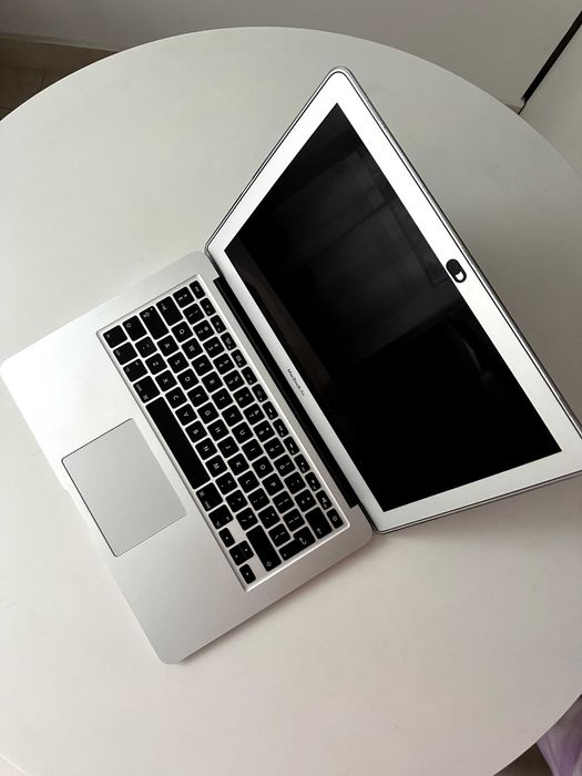 # Laptop Mac Book Air in Cutie -13"-SSD- doar 999 ron - Impecabil include husa de 100 de ron