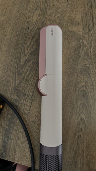 Dyson Airstrait