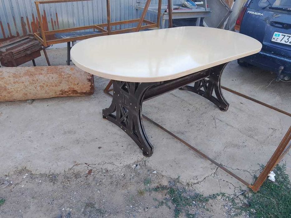 Обеденный стол для кухни