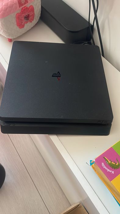 Vând ps4 slim 1TB