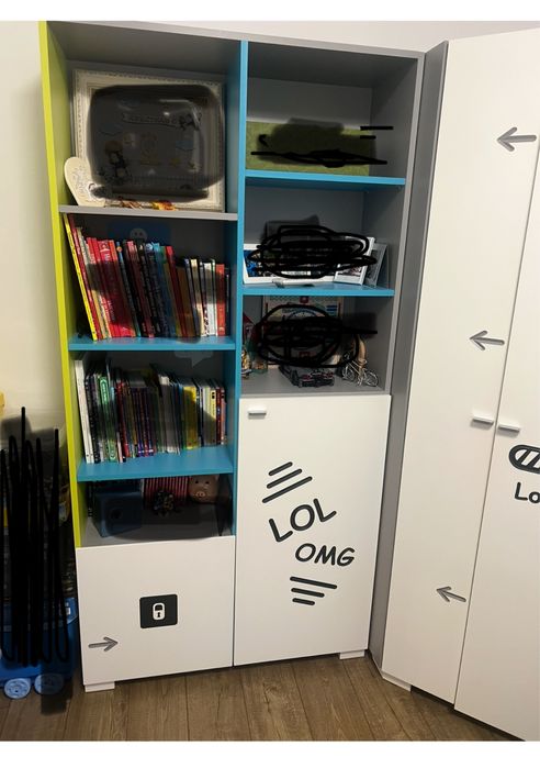 Ъглов гардероб с етажерка