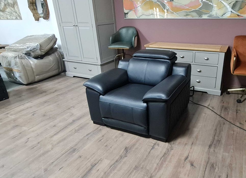 Черен кожен фотьойл с електрически релаксиращ механизъм