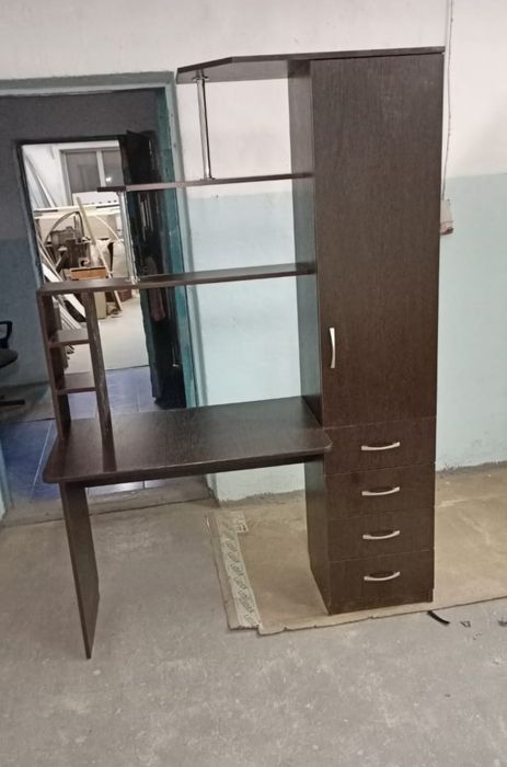 Стол для учёбы или компьютерный стол.