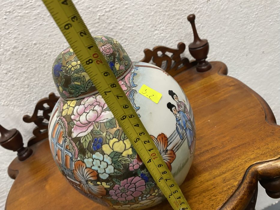 Китайска порцеланова ваза с  капак начало-средата на XX в., Китай