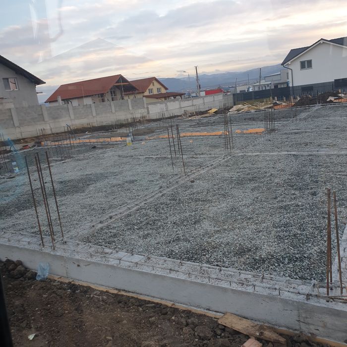 Nisip sort pietris piatra sparta concasata pamant negru miniexcavator